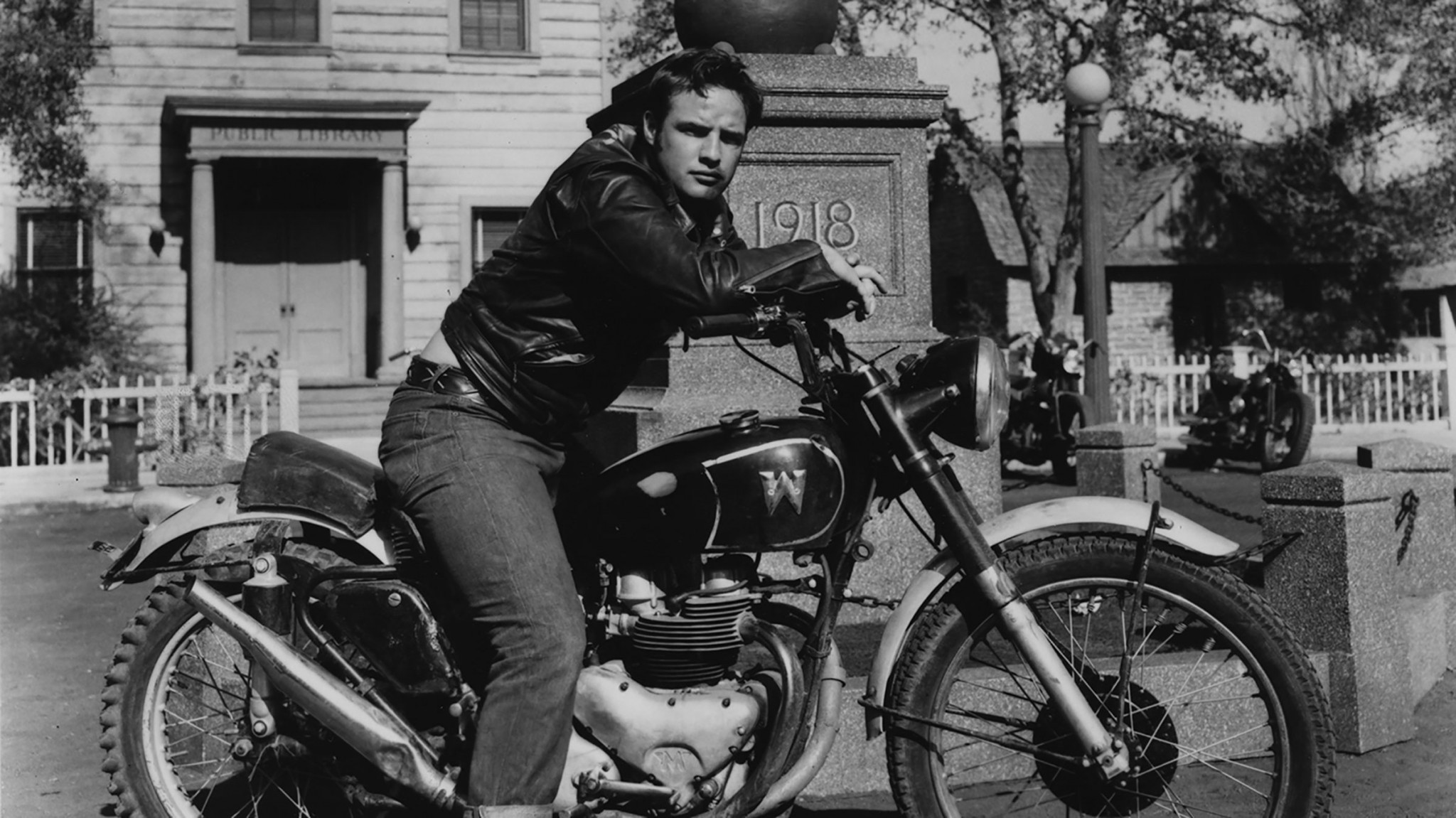 Marlon Brando, čiže Johnny Strabler vv čiernej koženej bunde The Schott One Star Perfecto vo filme The Wild One